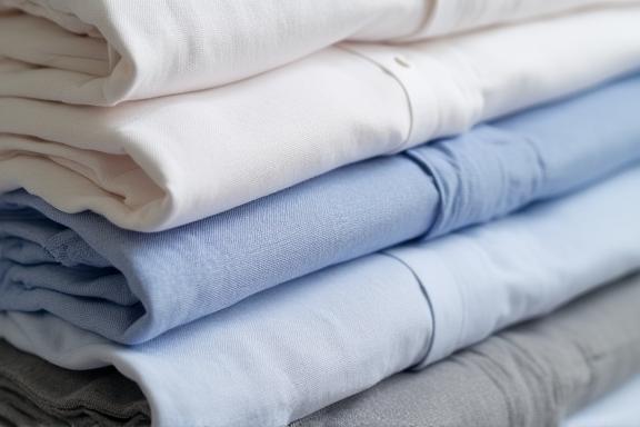 Camicie su misura sartoriali — cotone egiziano e lino italiano